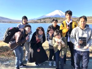 集合写真の鏡には…