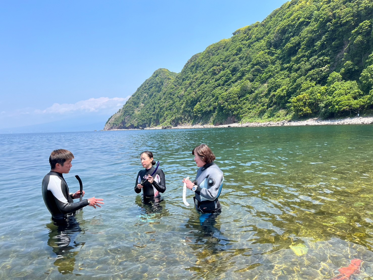 0本目・初心者に足のつく浅瀬で丁寧に指導するダイビング講習の様子